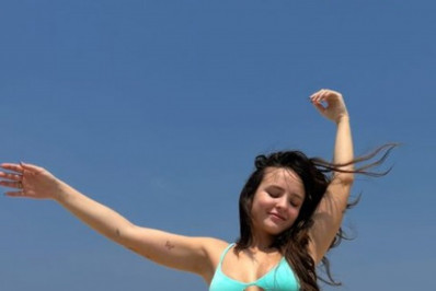 Larissa Manoela e André Luiz Frambach curtem dia de praia