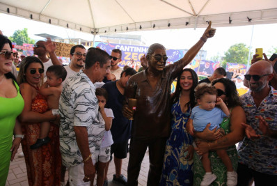 Zeca Pagodinho ganha homenagem em praça de Duque de Caxias