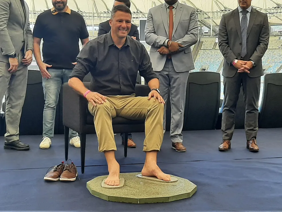 Ex-atacante do Fluminense deixa sua marca na calçada da fama do Maracanã