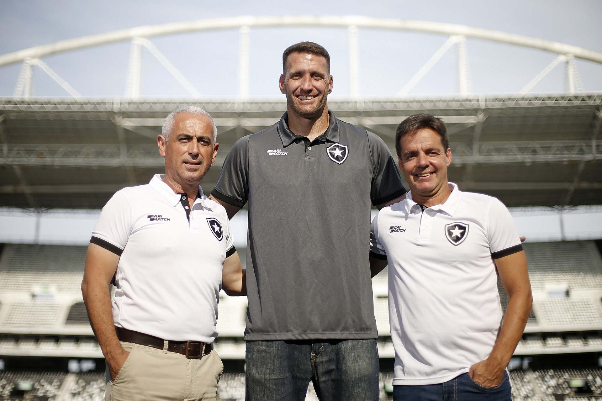 Eduardo Oliveira, técnico do Botafogo Sub-20, entre João Costa (E) e Tiano Gomes - Vitor Silva/Botafogo