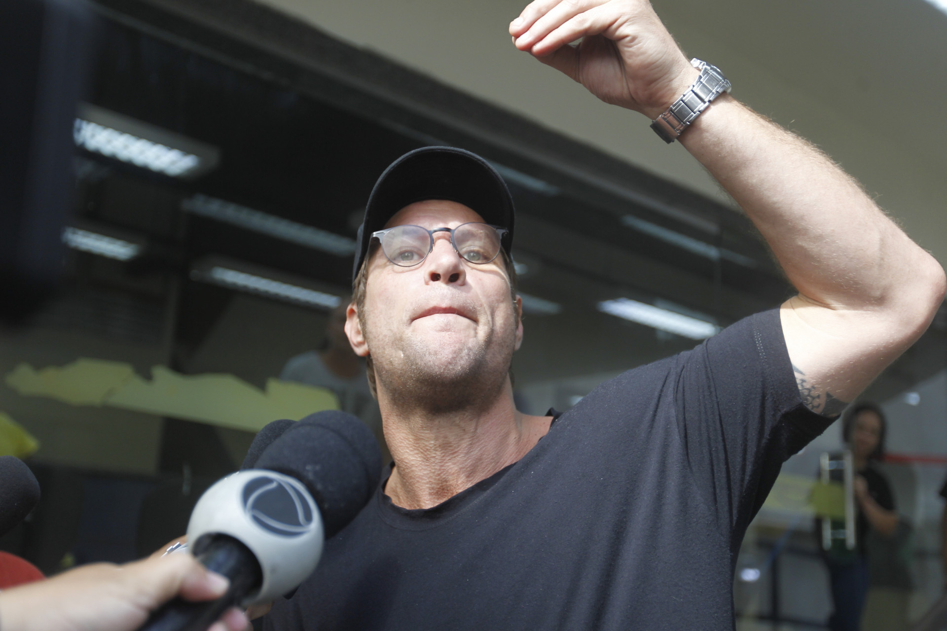 Ex BBB, Diego Alemão, deixando a 12 delegacia, em Copacabana, Zona Sul do Rio de Janeiro, após pagar fiança por ter sido preso portando um revólver, nesta Terça-feira (26). - Reginaldo Pimenta / Agencia O Dia