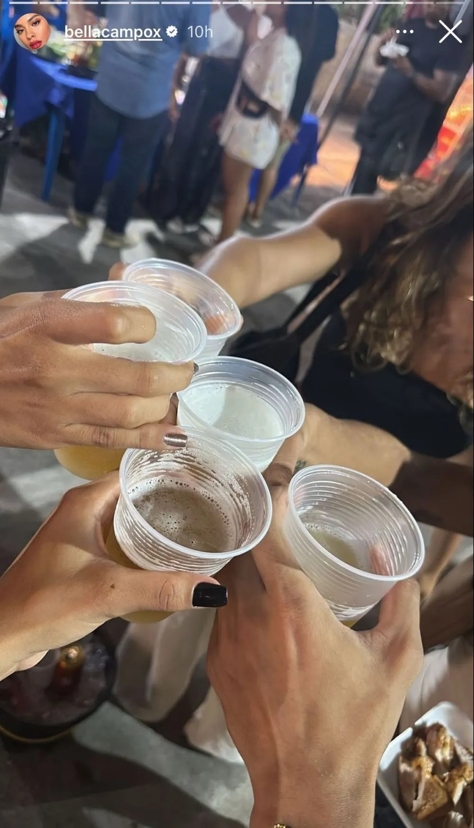 Bella Campos curte noitada com as amigas em bar do Rio - Reprodução Internet