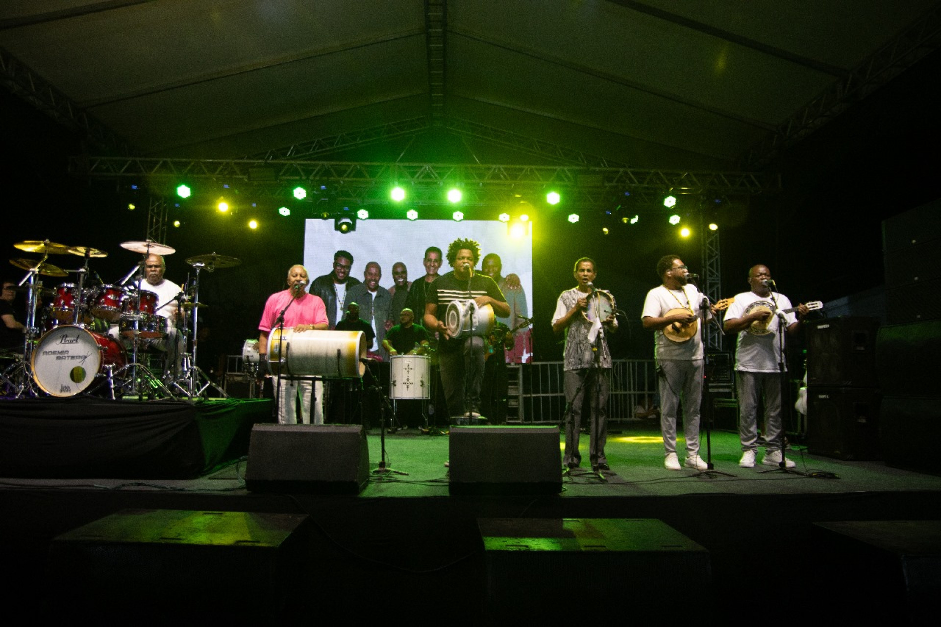 O Fundo de Quintal atraiu os nilopolitanos com muitos sucessos de sambas famosos do grupo - GIULIA NASCIMENTO / PMN