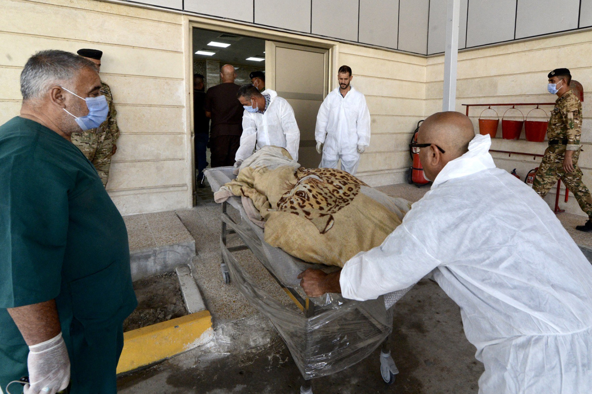 Corpos foram levadaos até mortuário em Mosul, no Iraque - ZAID AL-OBEIDI / AFP