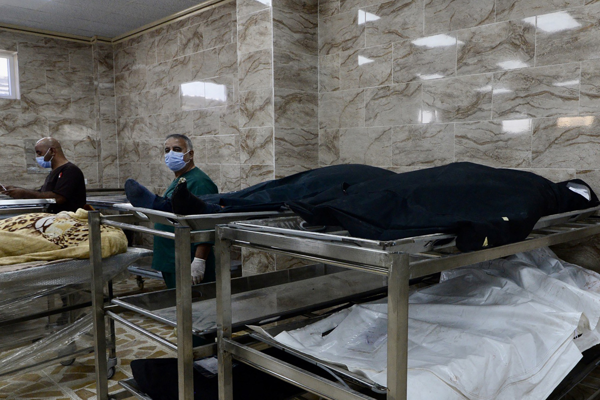 Corpos foram levadaos até mortuário em Mosul, no Iraque - ZAID AL-OBEIDI / AFP