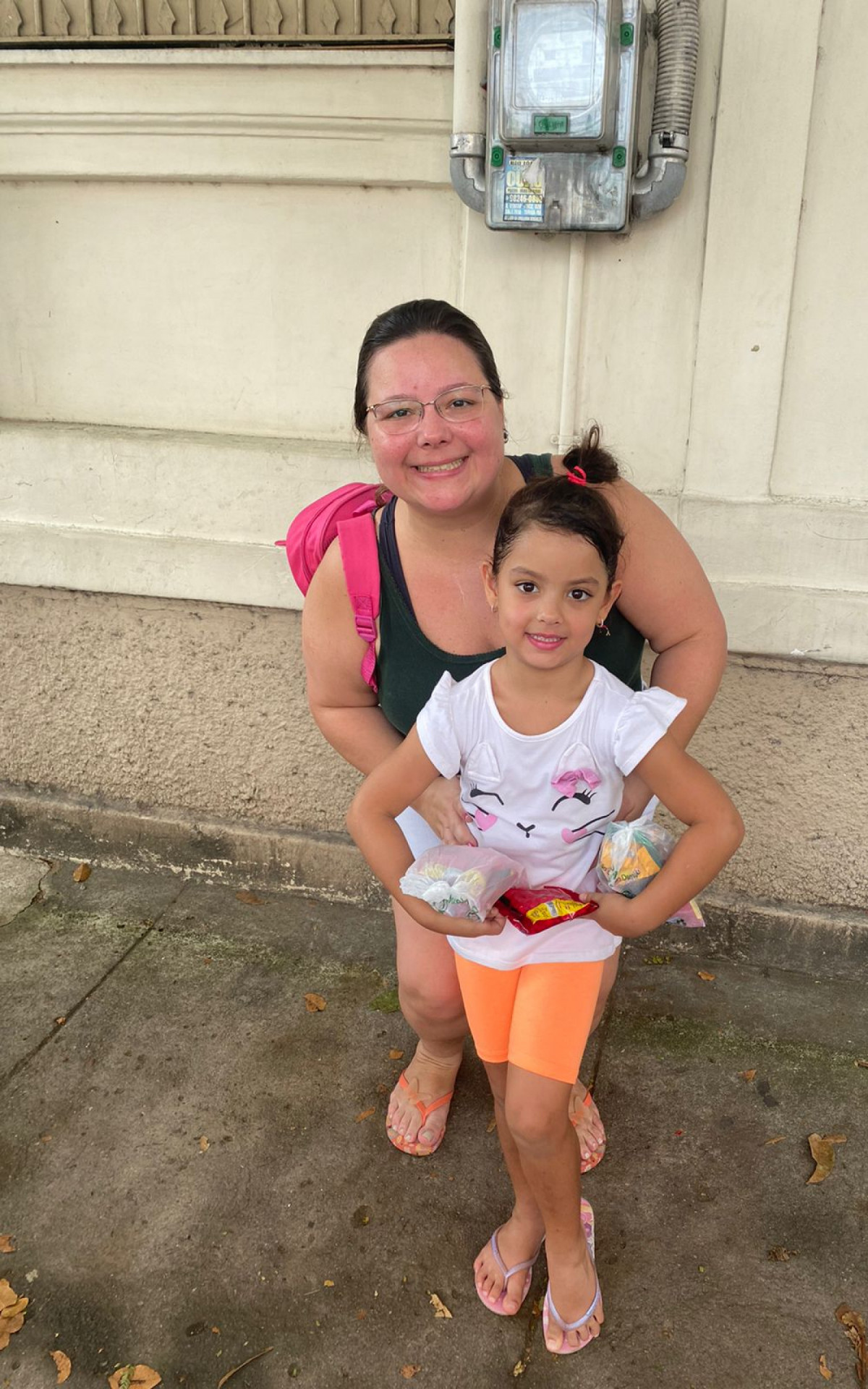 Famílias reunidas para pegar doce em frente a Paróquia São Cosme e Damião - Ana Fernanda Freire/Agência O DIA