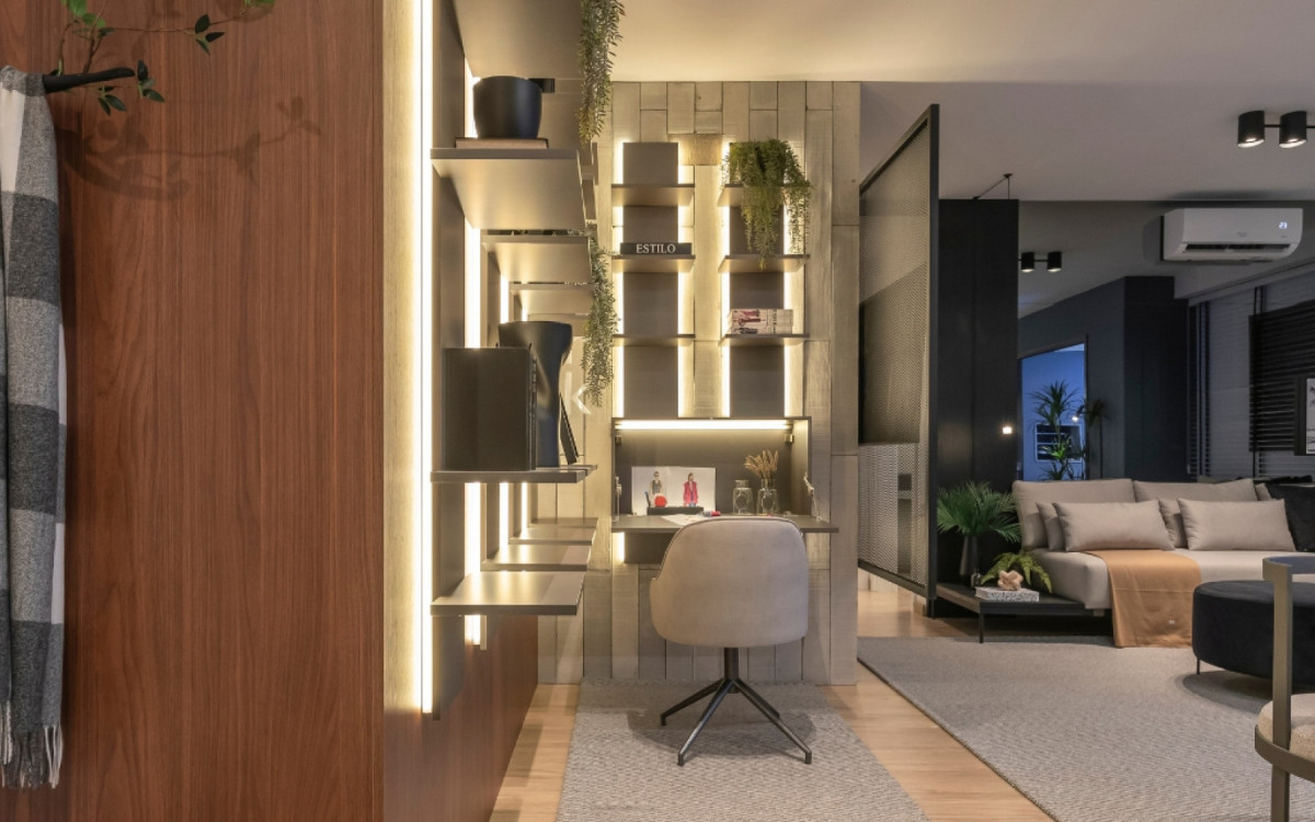 Uma solução para o home office é uma mesa retrátil embutida na marcenaria da parede