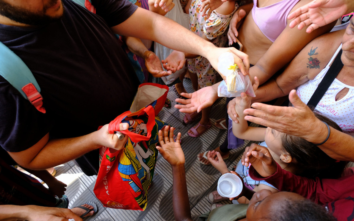 Distribuição de doces em frente a Paróquia São Cosme e Damião no Andaraí - Pedro Ivo/ Agência O Dia