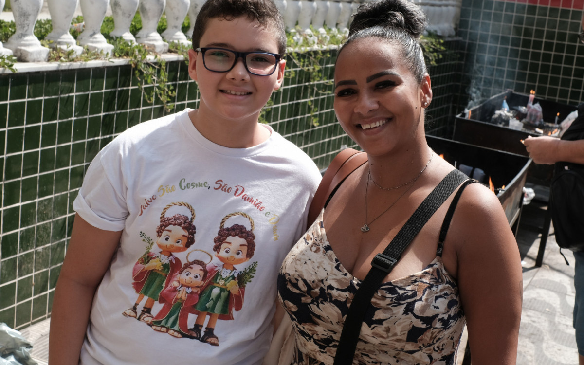 Jéssica Campos e o filho na Paróquia São Cosme e Damião - Pedro Ivo/ Agência O Dia