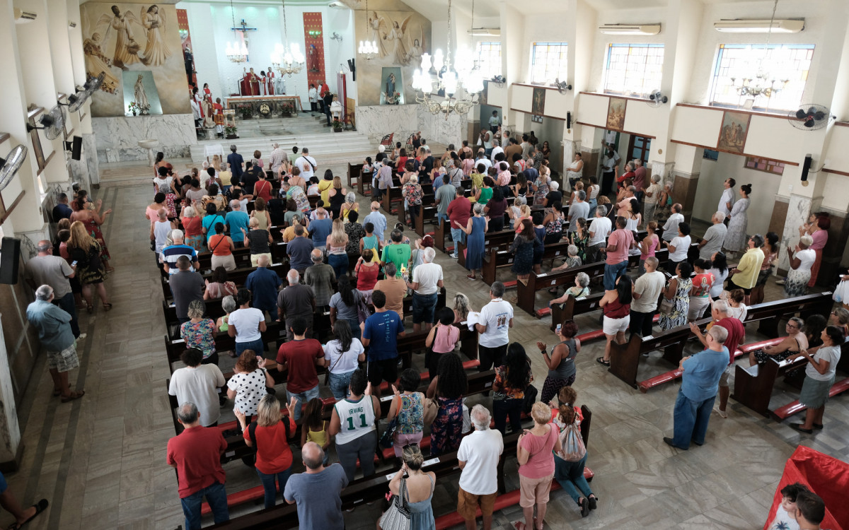 Missa e distribuição de doces no dia de São Cosme e Damião na Paróquia São Cosme e Damião no Andaraí - Pedro Ivo/ Agência O Dia