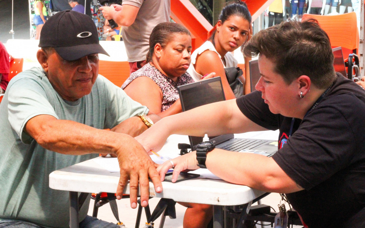 Equipes do Governo do Rio e da Secretaria Municipal de Assistência Social, Cidadania e do Combate à Fome ajudaram os beneficiários a retirar o cartão
