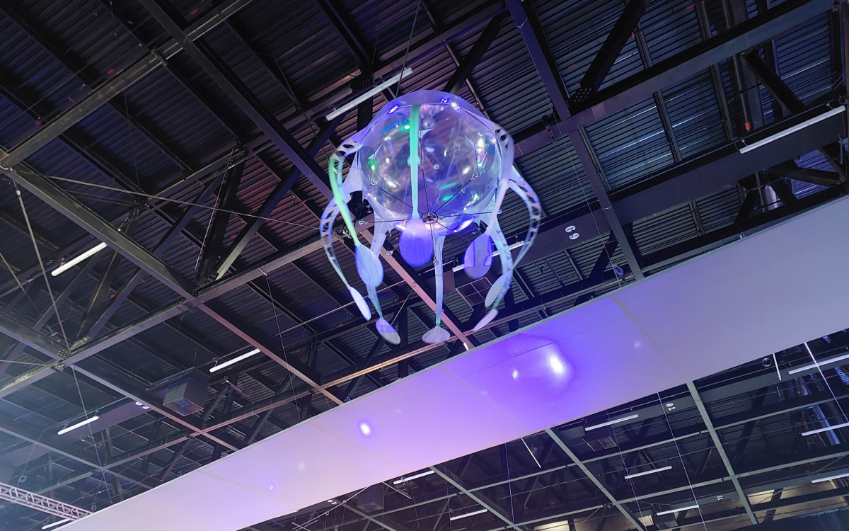 Água-viva robótica flutua no evento - Saulo Junior/Agência O Dia