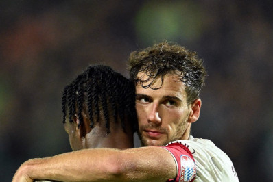 Torcida do Bayern atira bolas de tênis em protesto durante jogo