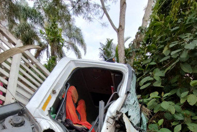 Acidente com caminhão na Rio-Santos em Angra deixa dois feridos