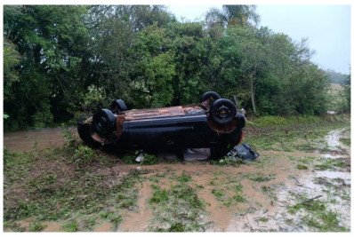 Mulher morre afogada ao não conseguir sair de carro levado pela correnteza em Porto Alegre