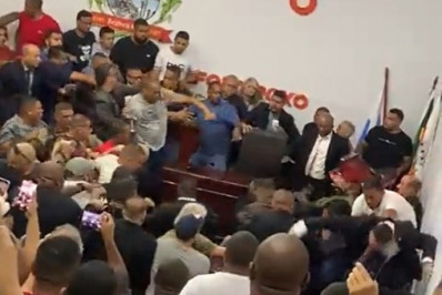 Vídeo: briga encerra sessão na Câmara de Vereadores de Belford Roxo