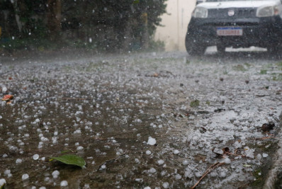 São Paulo tem chuva forte e granizo após dias de calor intenso na cidade