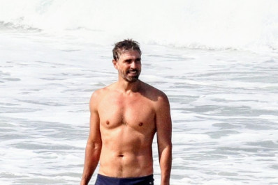 De sunga, Reynaldo Gianechinni curte dia de praia na Zona Sul do Rio