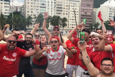 Vídeo: torcida do Internacional faz festa na praia antes da partida contra o Fluminense