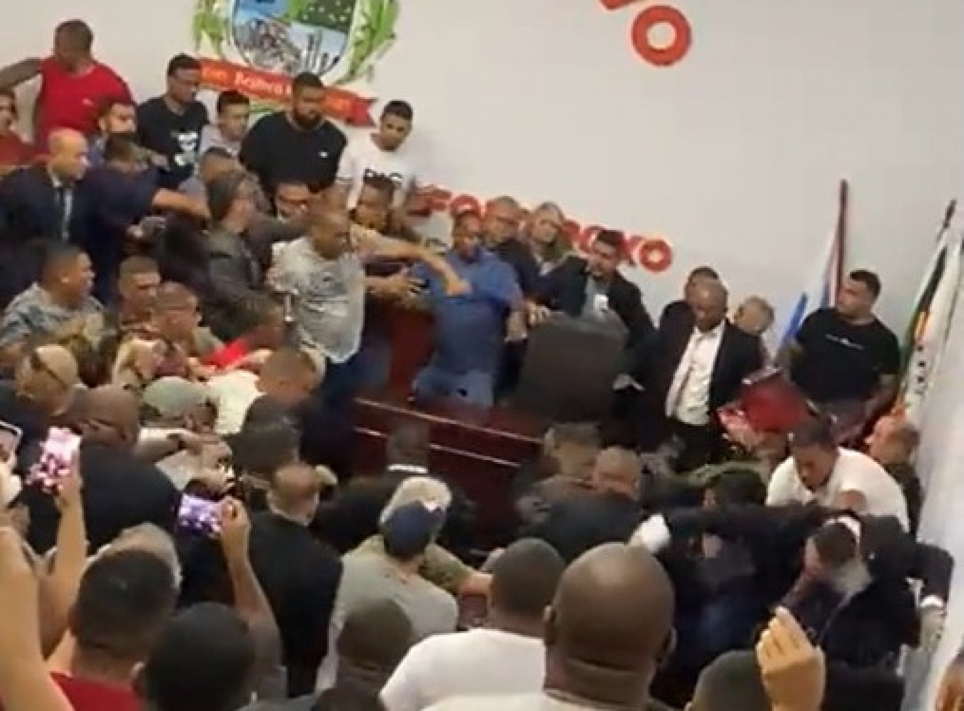 Briga encerrou sessão na Câmara de Vereadores de Belford Roxo nesta quarta-feira (27) - Reprodução