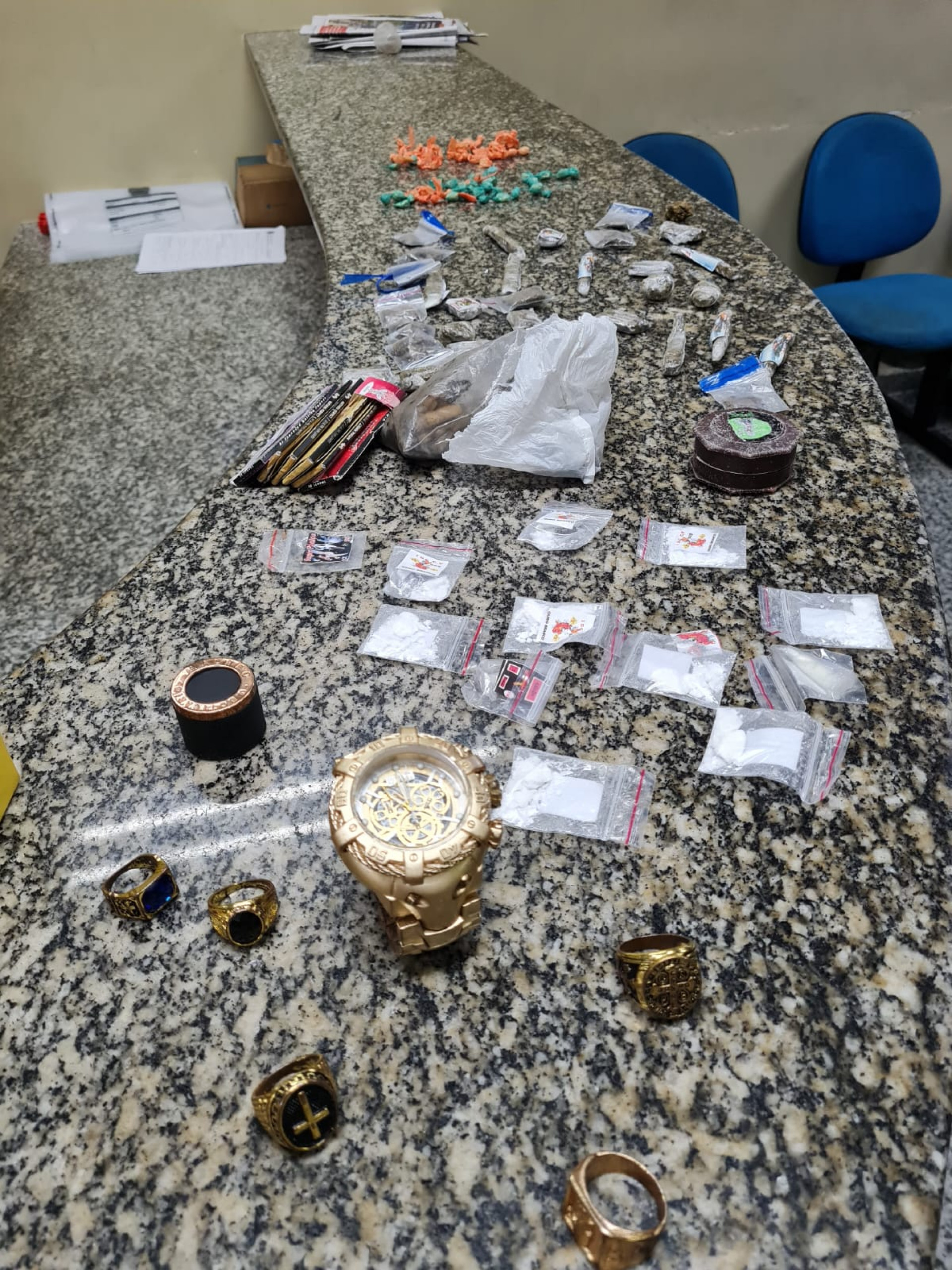 Materiais apreendidos pela Polícia Civil no bairro Novo Horizonte em Paraty
