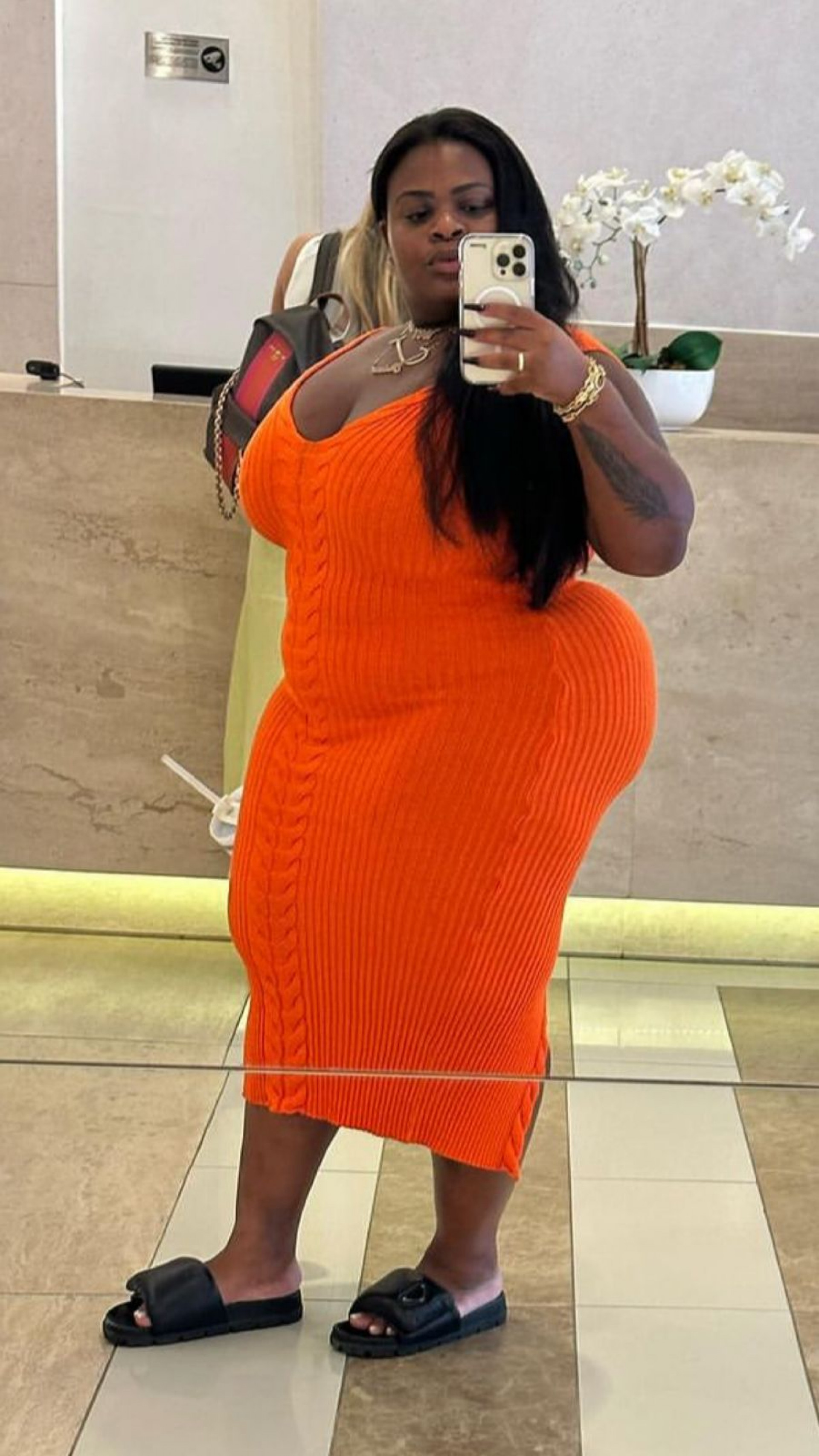 A influenciadora Jojo Todynho, de 26 anos, surpreendeu os f&atilde;s, nesta ter&ccedil;a-feira (27), ao encontrar ao encontrar um ensaio sensual enquanto estava limpando seu quarto  - Reprodu&ccedil;&atilde;o / Instagram 