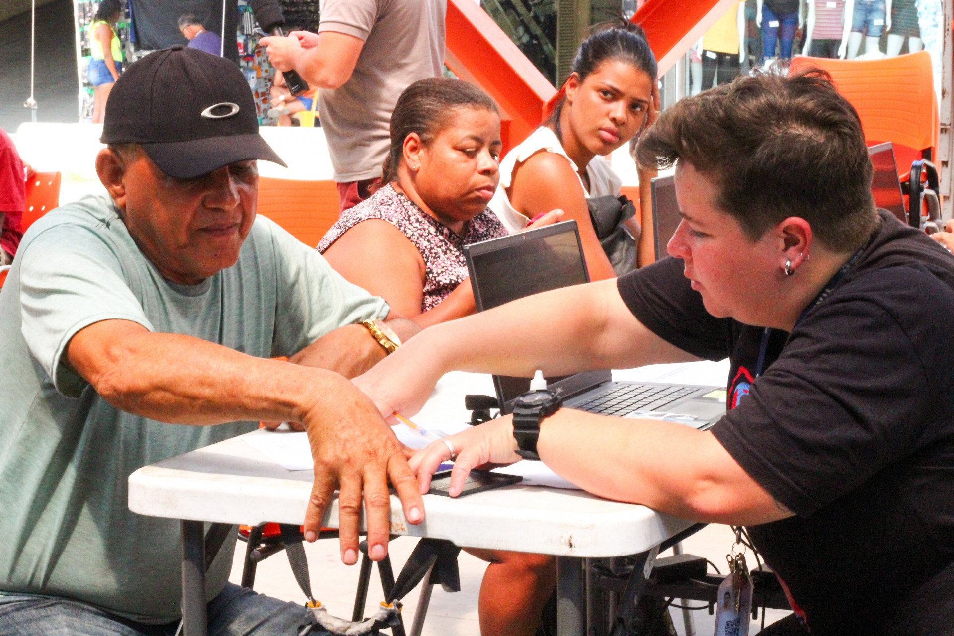 Equipes do Governo do Rio e da Secretaria Municipal de Assist&ecirc;ncia Social, Cidadania e do Combate &agrave; Fome ajudaram os benefici&aacute;rios a retirar o cart&atilde;o - Kristian Amarante/PMBR