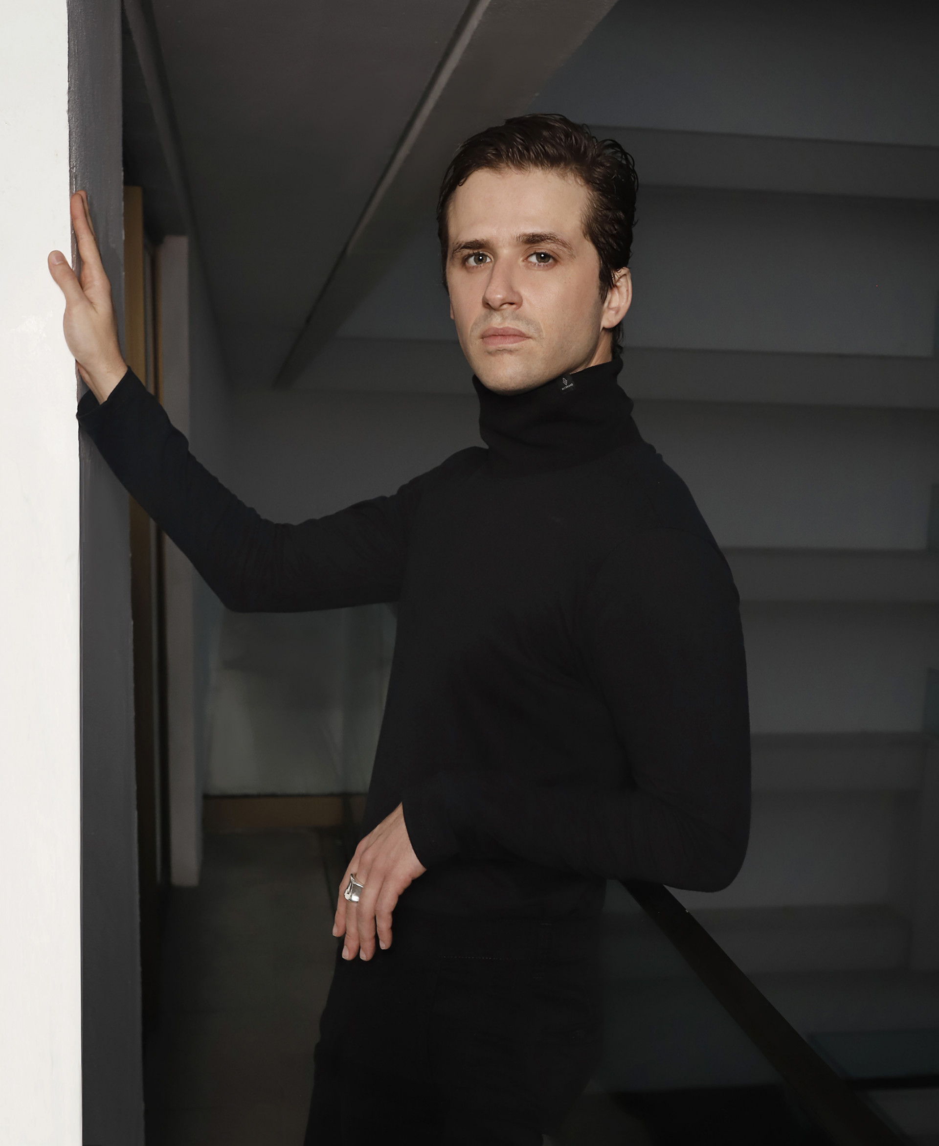 Gil Coelho interpreta Franco, um gerente de banco, em 'Terra e Paixão' - Priscila Nicheli / Divulgação