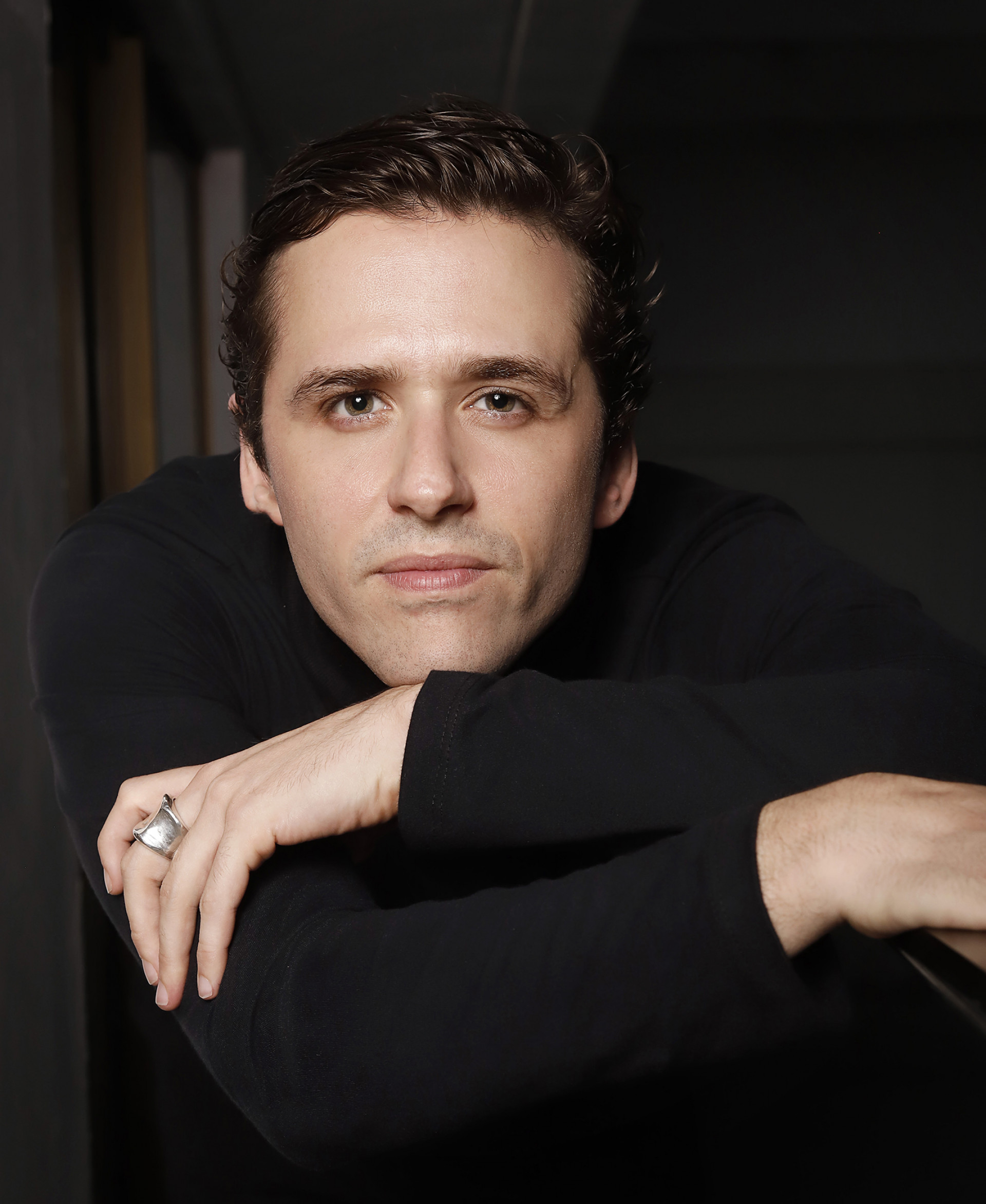 Gil Coelho interpreta Franco, um gerente de banco, em 'Terra e Paixão' - Priscila Nicheli / Divulgação