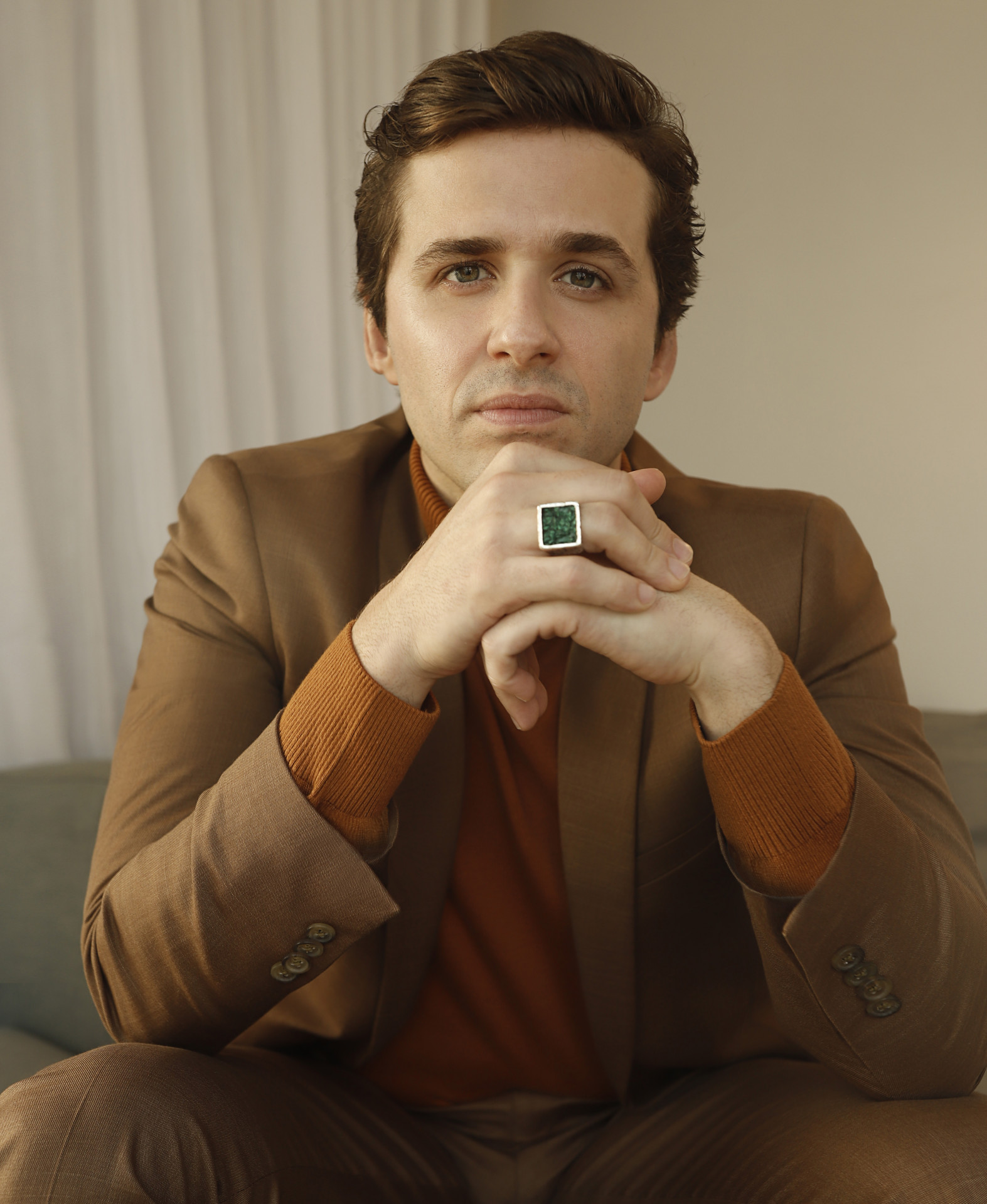 Gil Coelho interpreta Franco, um gerente de banco, em 'Terra e Paixão' - Priscila Nicheli / Divulgação