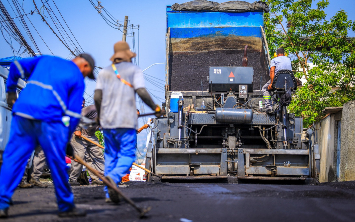A pavimentação de diversas ruas do bairro Jardim Gláucia vai beneficiar quase mil famílias