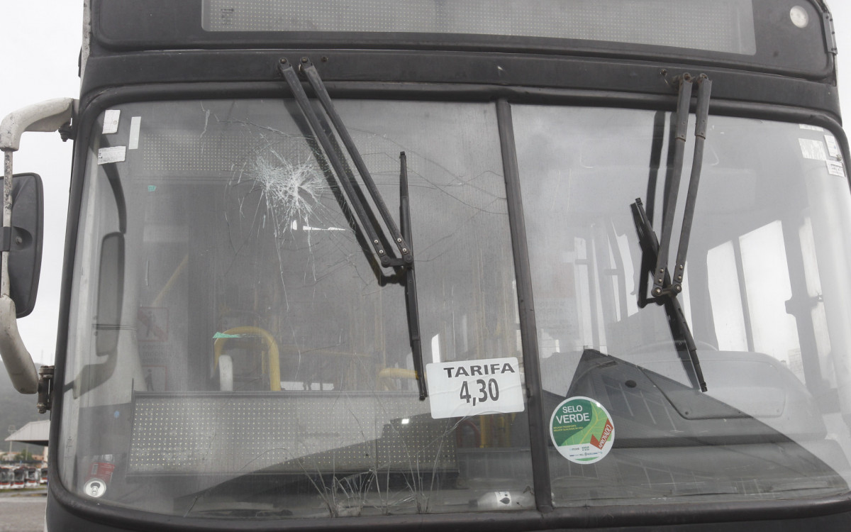 O &ocirc;nibus foi atingindo por um artefato explosivo enquanto passava pela Avenida Brasil, altura de Barros Filho - Reginaldo Pimenta /  Ag&ecirc;ncia O Dia