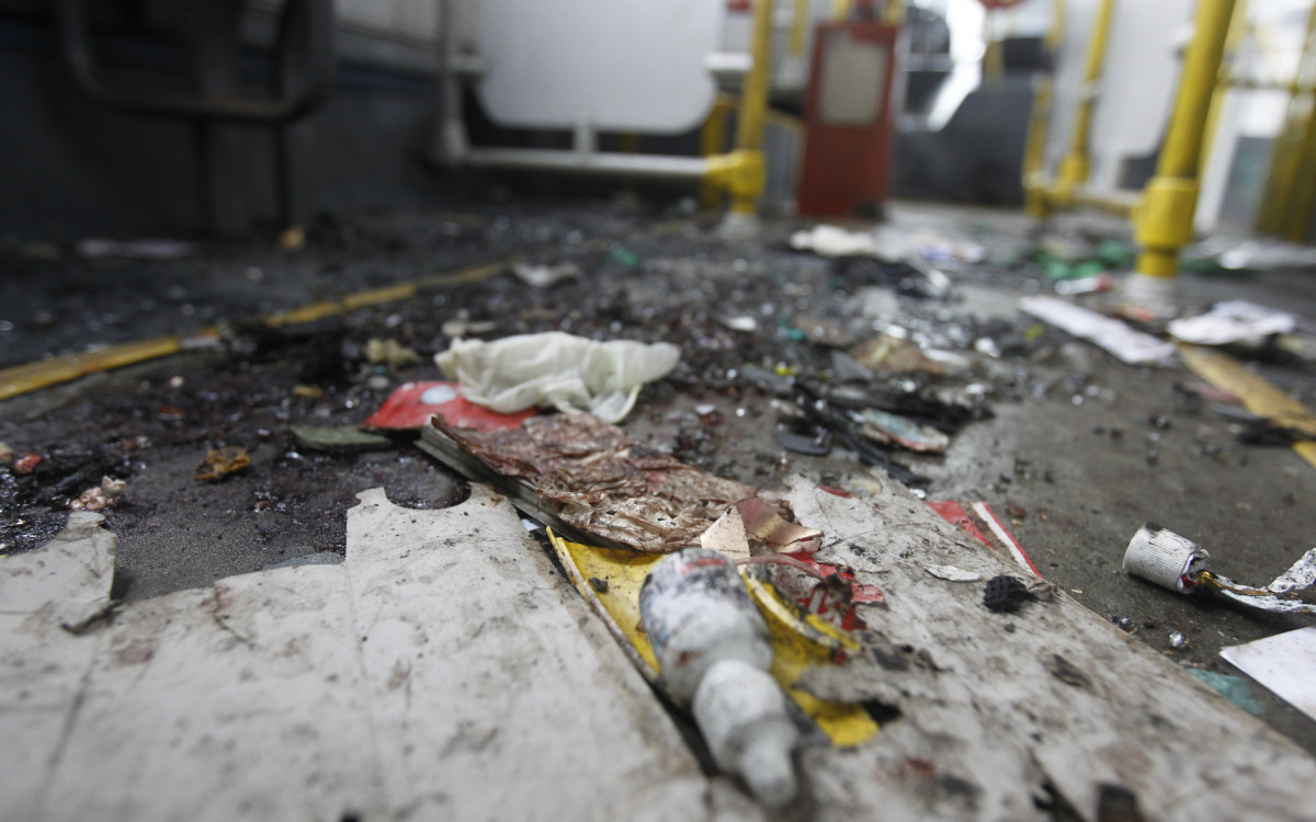 O &ocirc;nibus foi atingindo por um artefato explosivo enquanto passava pela Avenida Brasil, altura de Barros Filho - Reginaldo Pimenta /  Ag&ecirc;ncia O Dia