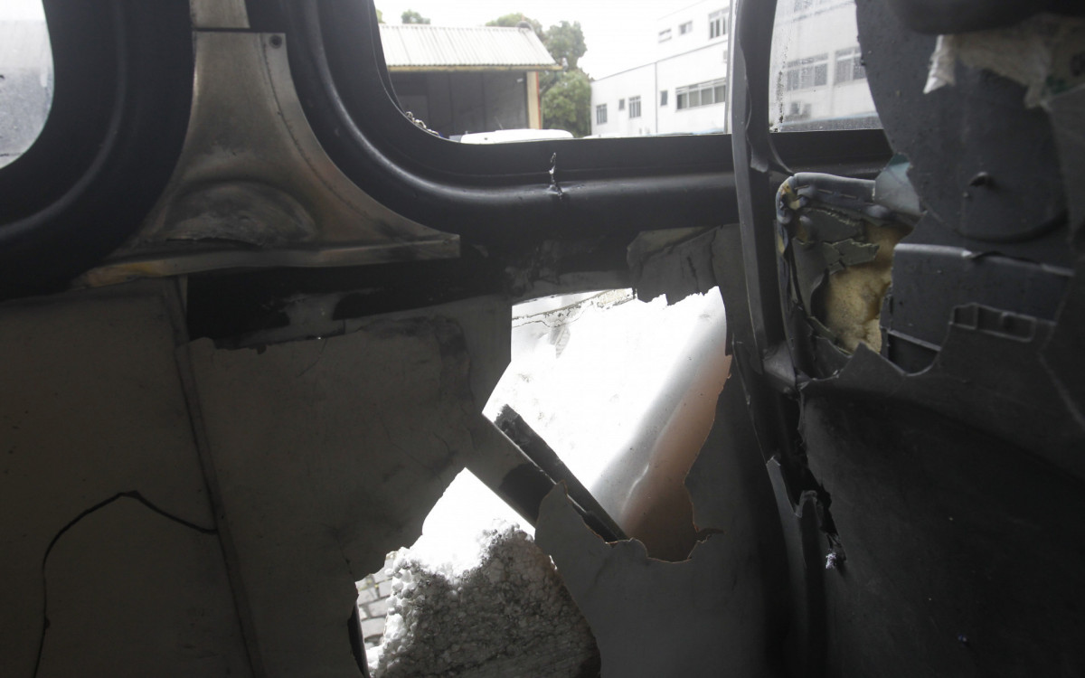 O &ocirc;nibus foi atingindo por um artefato explosivo enquanto passava pela Avenida Brasil, altura de Barros Filho - Reginaldo Pimenta / Agencia O Dia