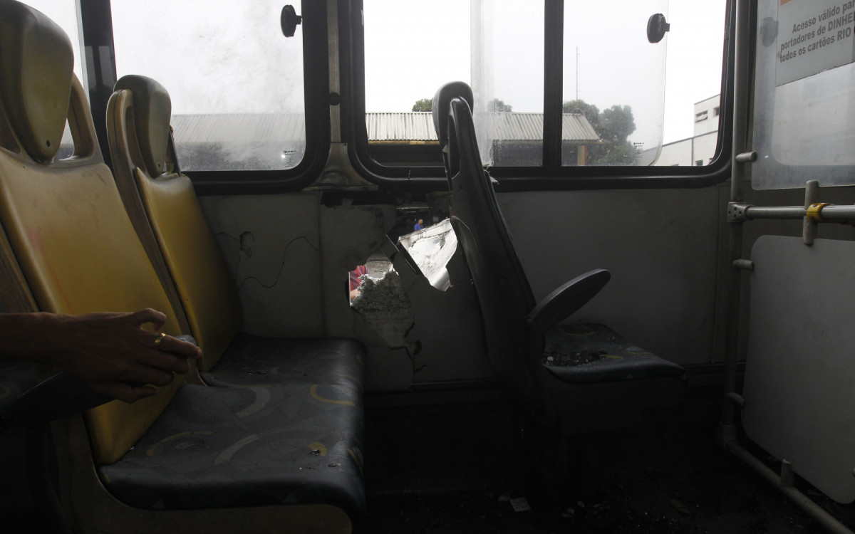 O &ocirc;nibus foi atingindo por um artefato explosivo enquanto passava pela Avenida Brasil, altura de Barros Filho - Reginaldo Pimenta / Agencia O Dia