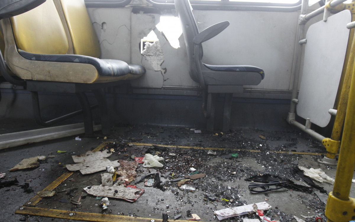 O &ocirc;nibus foi atingindo por um artefato explosivo enquanto passava pela Avenida Brasil, altura de Barros Filho - Reginaldo Pimenta / Ag&ecirc;ncia O Dia