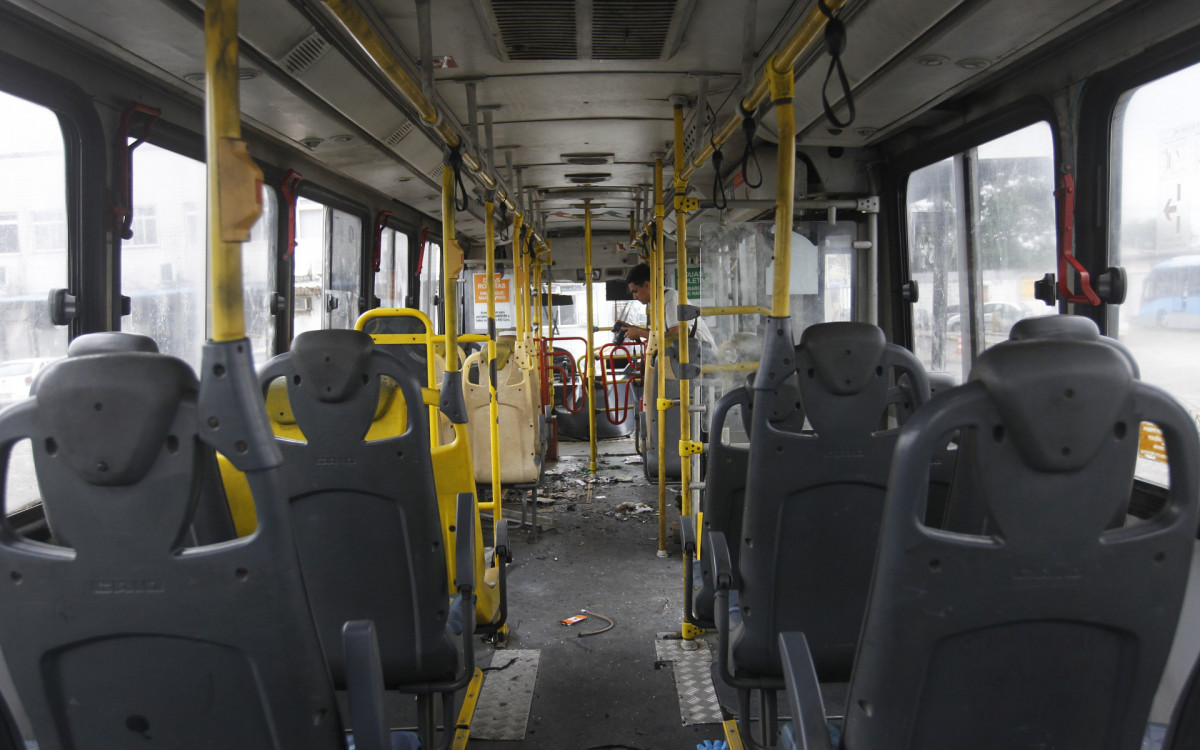 O &ocirc;nibus foi atingindo por um artefato explosivo enquanto passava pela Avenida Brasil, altura de Barros Filho - Reginaldo Pimenta / Agencia O Dia