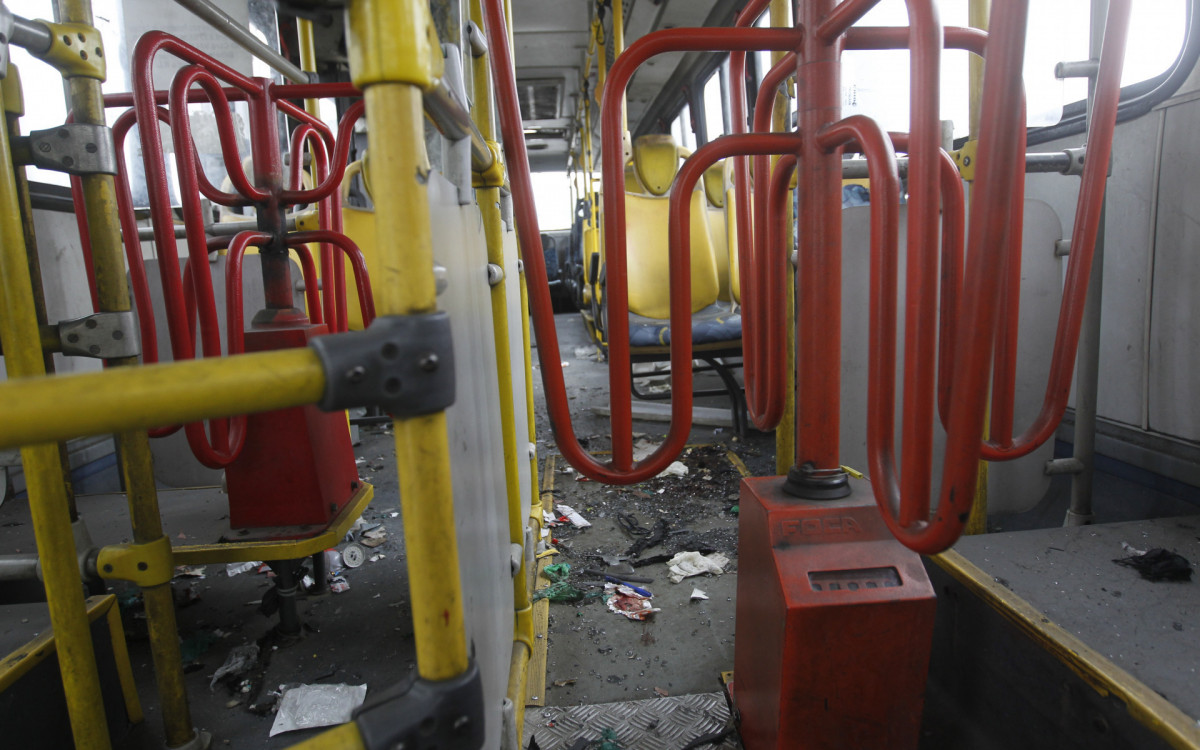 O &ocirc;nibus foi atingindo por um artefato explosivo enquanto passava pela Avenida Brasil, altura de Barros Filho - Reginaldo Pimenta / Ag&ecirc;ncia O Dia