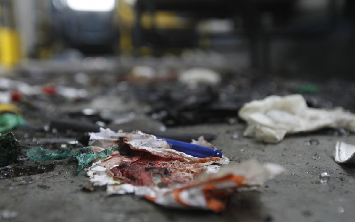 O &ocirc;nibus foi atingindo por um artefato explosivo enquanto passava pela Avenida Brasil, altura de Barros Filho - Reginaldo Pimenta / Agencia O Dia