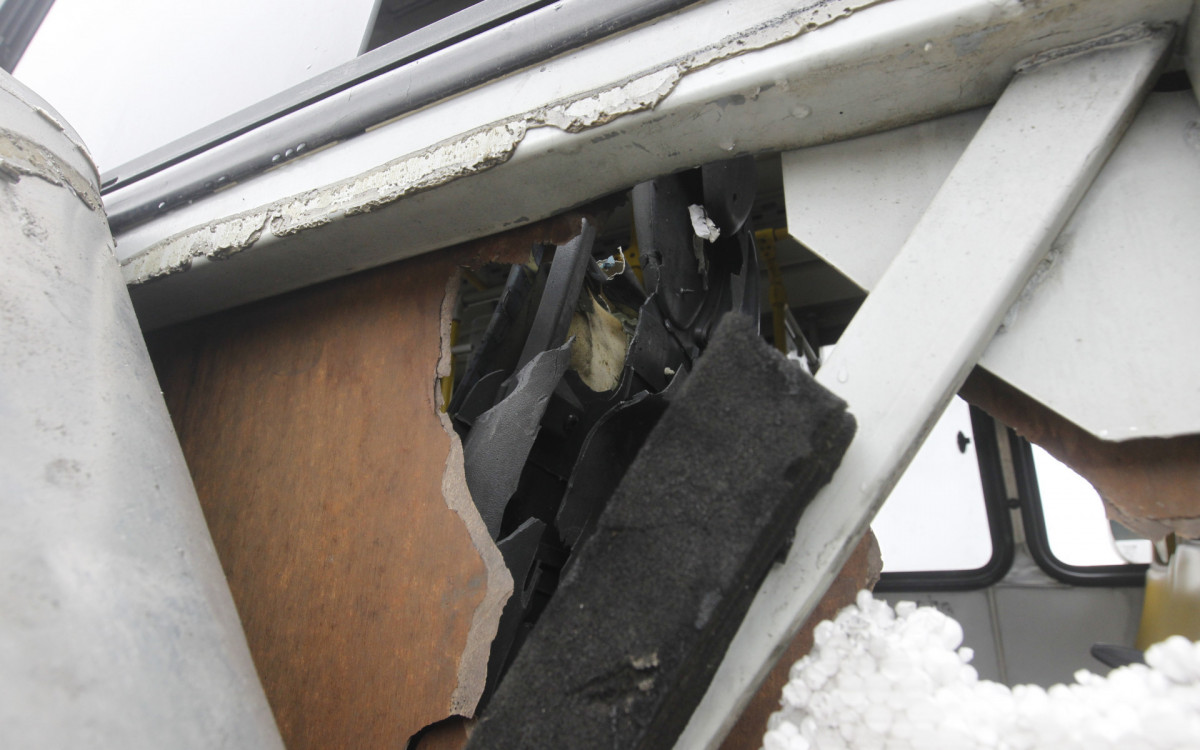 O &ocirc;nibus foi atingindo por um artefato explosivo enquanto passava pela Avenida Brasil, altura de Barros Filho - Reginaldo Pimenta / Ag&ecirc;ncia O Dia