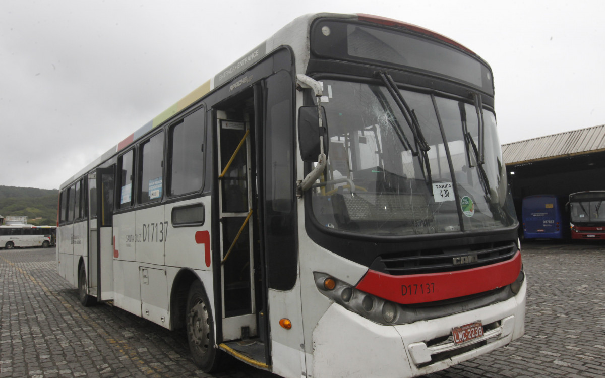 O &ocirc;nibus foi atingindo por um artefato explosivo enquanto passava pela Avenida Brasil, altura de Barros Filho - Reginaldo Pimenta / Agencia O Dia
