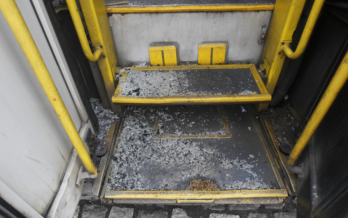 O &ocirc;nibus foi atingindo por um artefato explosivo enquanto passava pela Avenida Brasil, altura de Barros Filho - Reginaldo Pimenta / Agencia O Dia