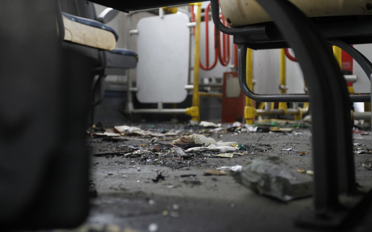 O &ocirc;nibus foi atingindo por um artefato explosivo enquanto passava pela Avenida Brasil, altura de Barros Filho - Reginaldo Pimenta / Agencia O Dia