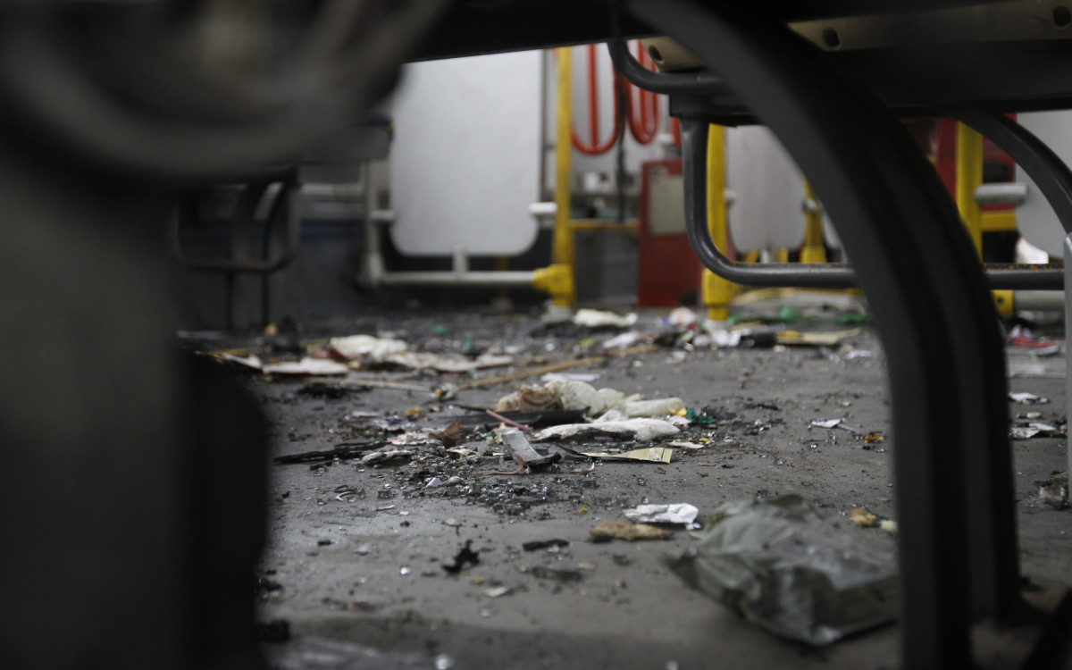 O &ocirc;nibus foi atingindo por um artefato explosivo enquanto passava pela Avenida Brasil, altura de Barros Filho - Reginaldo Pimenta / Agencia O Dia