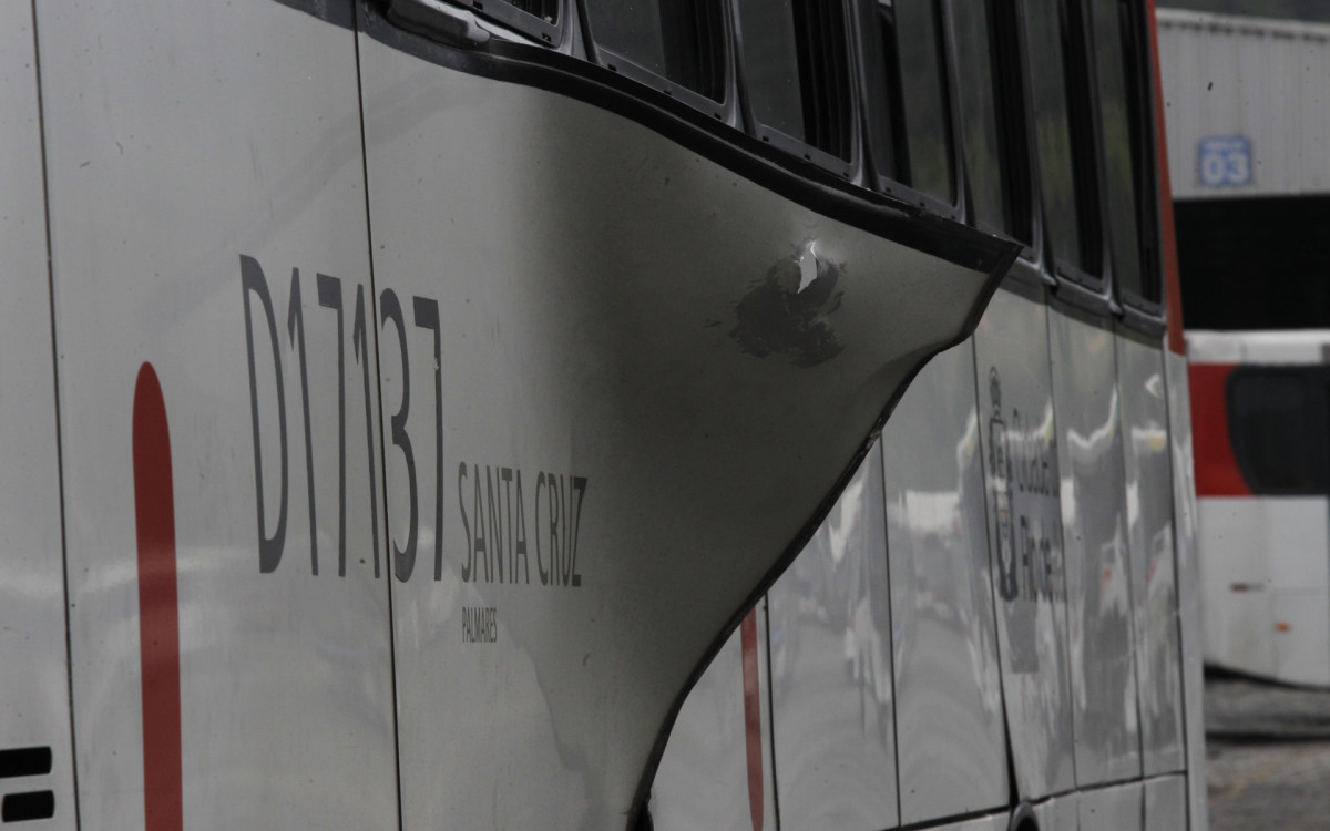 O &ocirc;nibus foi atingindo por um artefato explosivo enquanto passava pela Avenida Brasil, altura de Barros Filho - Reginaldo Pimenta / Agencia O Dia