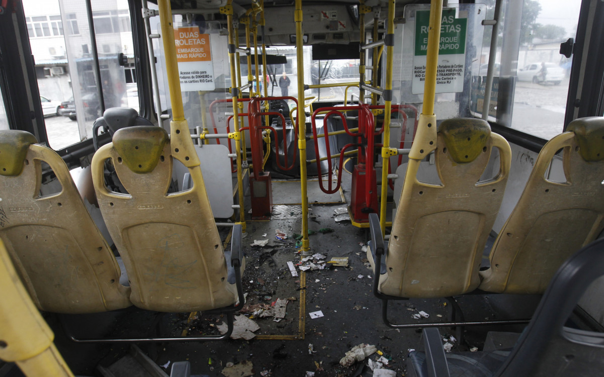 O &ocirc;nibus foi atingindo por um artefato explosivo enquanto passava pela Avenida Brasil, altura de Barros Filho - Reginaldo Pimenta / Ag&ecirc;ncia O Dia