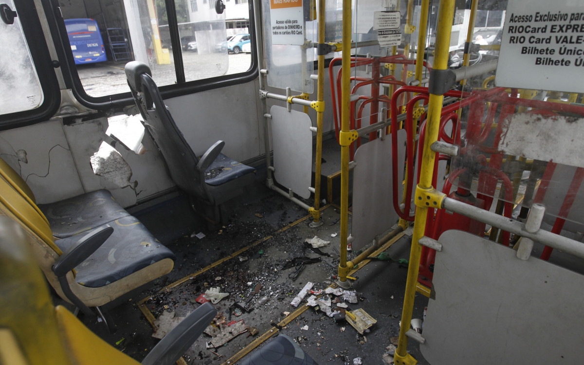 O &ocirc;nibus foi atingindo por um artefato explosivo enquanto passava pela Avenida Brasil, altura de Barros Filho - Reginaldo Pimenta / Agencia O Dia