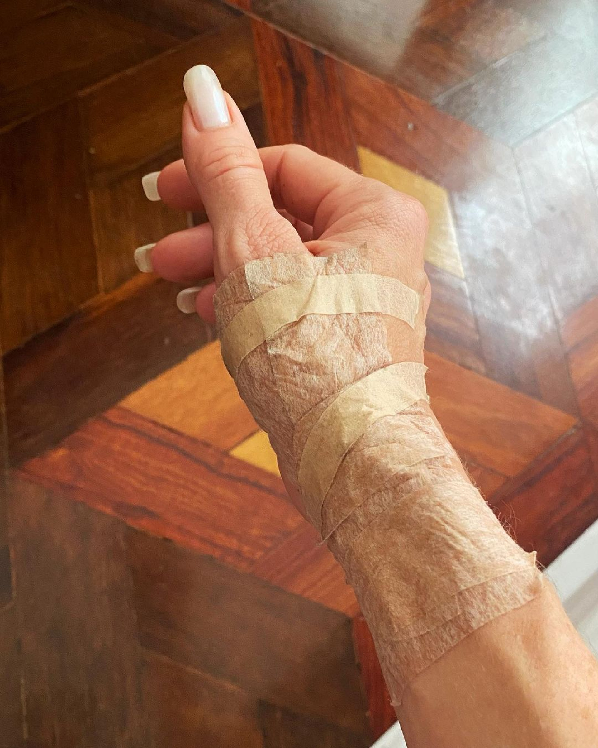 Flavia Monteiro conta que ficou com tendinite por mexer muito no celular - Reprodução/Instagram