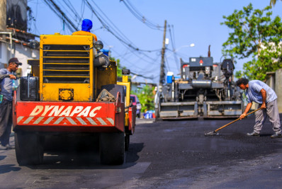 Ruas do bairro Jardim Gláucia recebem asfalto em Belford Roxo