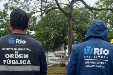 Agentes da Seop flagram alimentos fora da validade durante fiscalização em Jacarepaguá